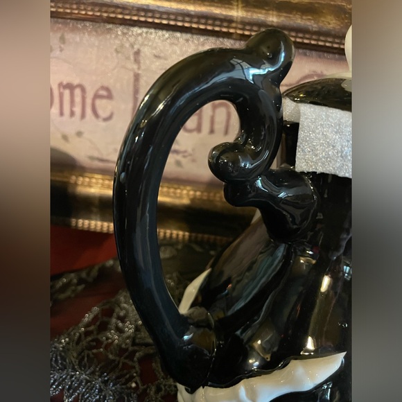 SPOOKY HOLLOW NWOT Halloween Skull Lidded Black & White Skeleton Hand Teapot - Picture 10 of 13